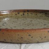 Round dish in varnished sandstone