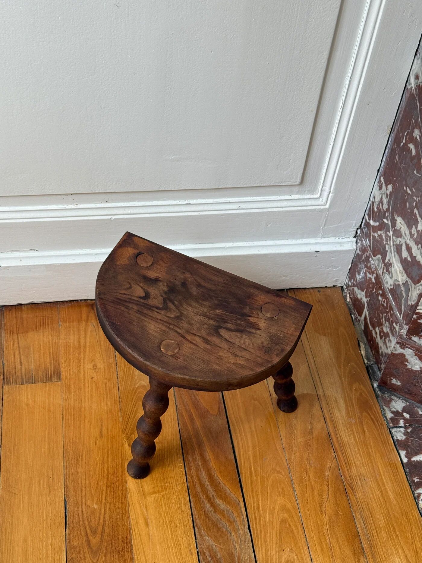Tabouret tripode en bois tourné
