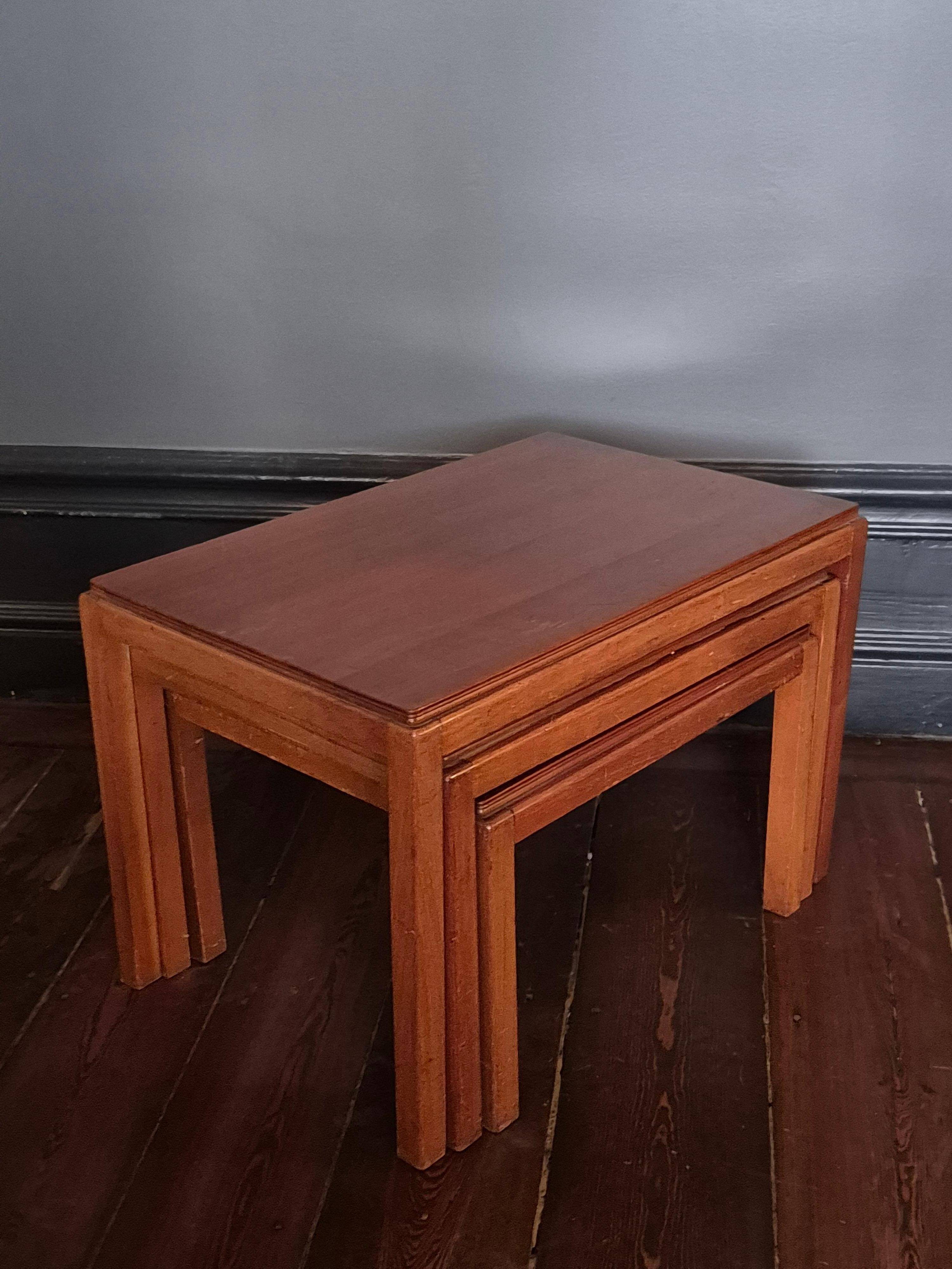 Classic nesting table (3) by Russell Gordon / Russel & Broadway, Midcentury Modern style