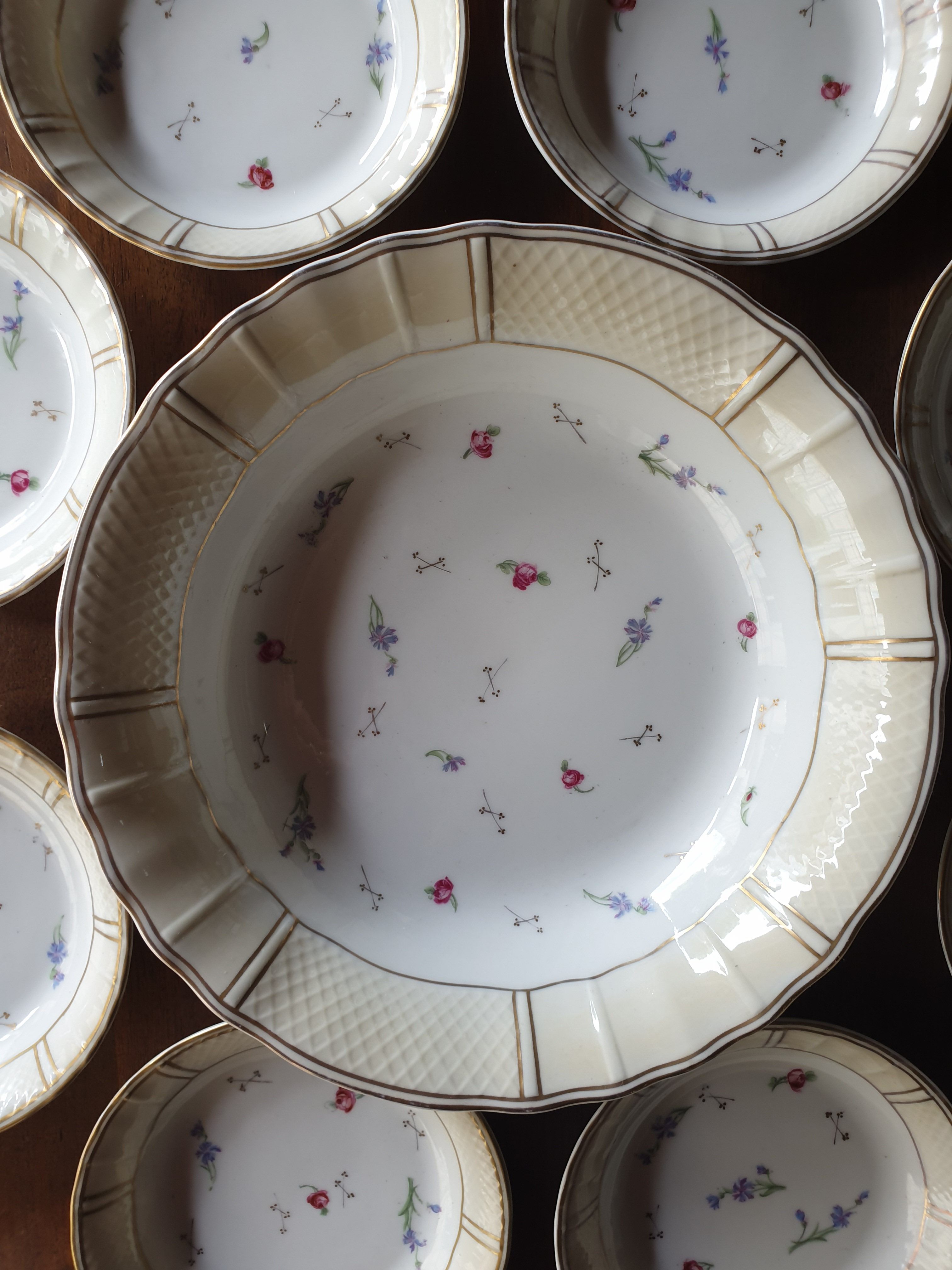 Bowl set and plates