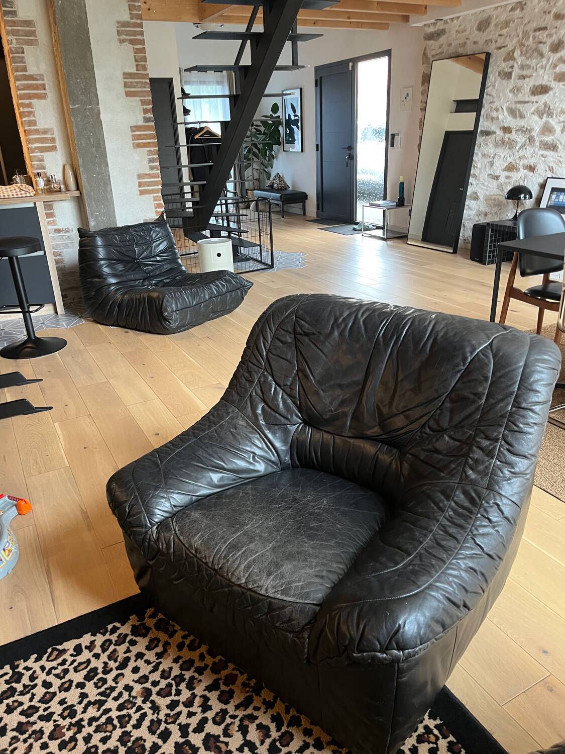Pair of black leather armchairs from the 80s