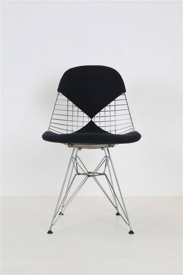 Set of 4 “DKR-2” wire chairs with “Bikini” by Charles & Ray Eames for Herman Miller / Mid-century modern design / 1950s / 1960s