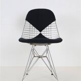 Set of 4 “DKR-2” wire chairs with “Bikini” by Charles & Ray Eames for Herman Miller / Mid-century modern design / 1950s / 1960s