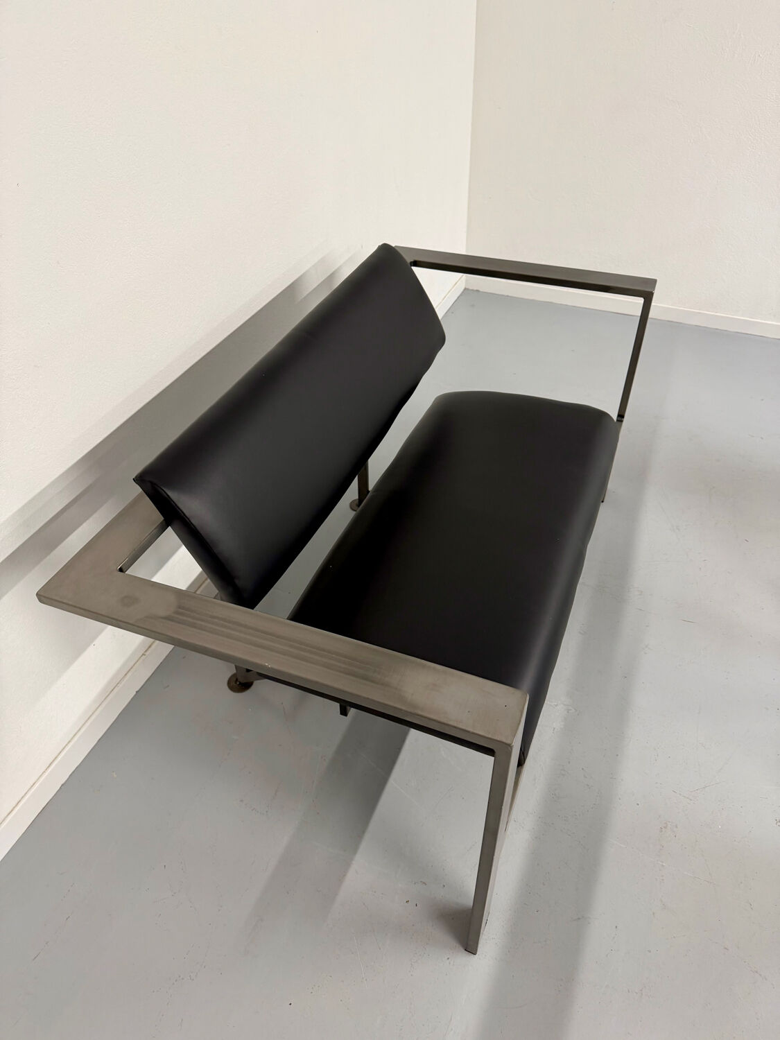 Salon brutaliste fauteuils simili métal design Karl Friedrich Forster