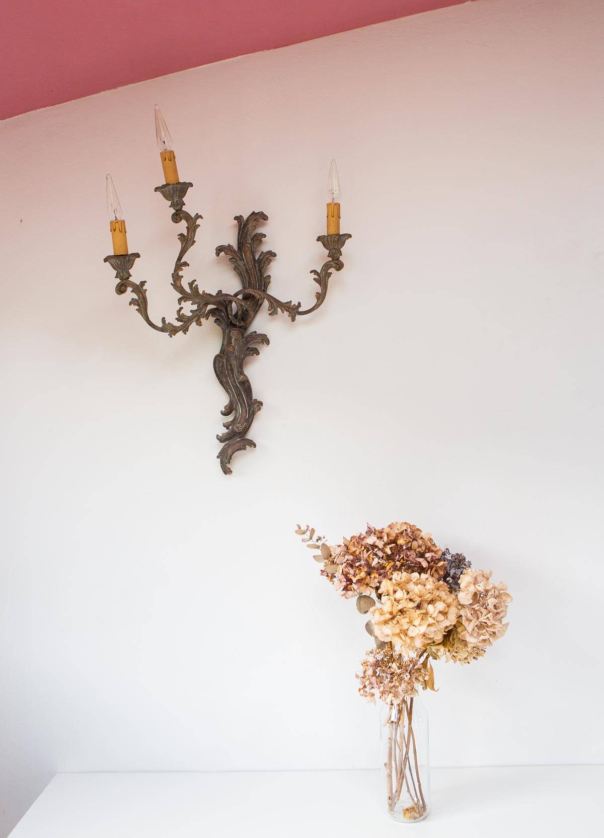 Large Italian Florentine style wall lamp in wood and metal