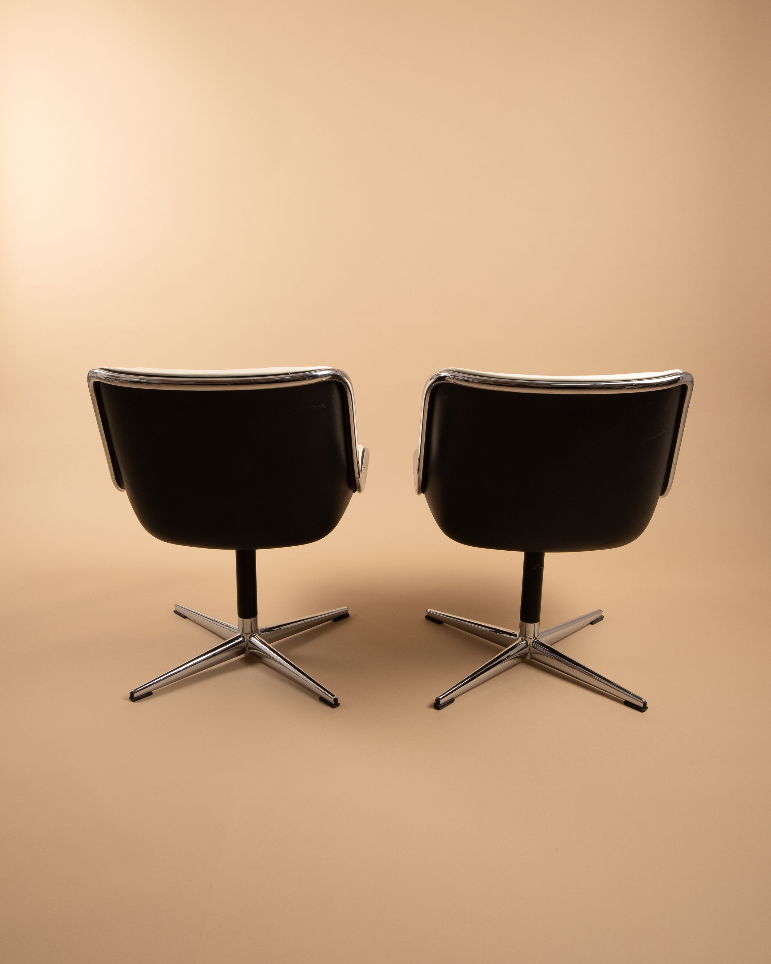 Pair of chairs by Charles Pollock, knoll 60