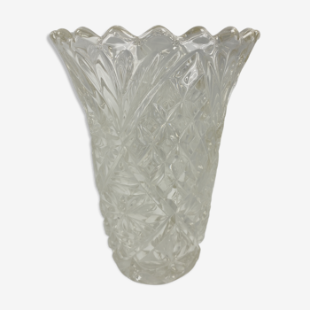 21cm moulded glass vase on the corrugated edge