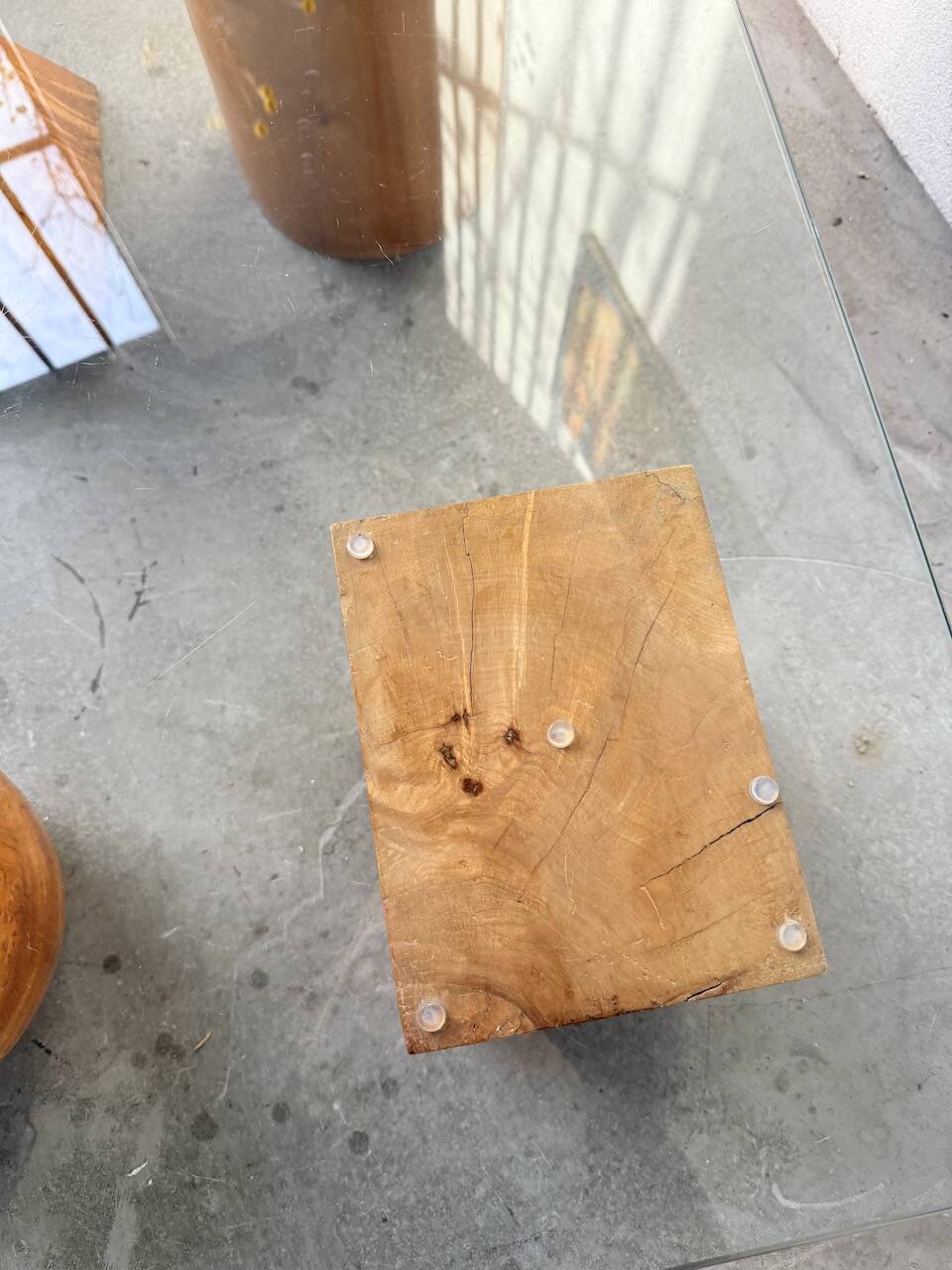 Table basse en bois et verre attribuée à Metafora