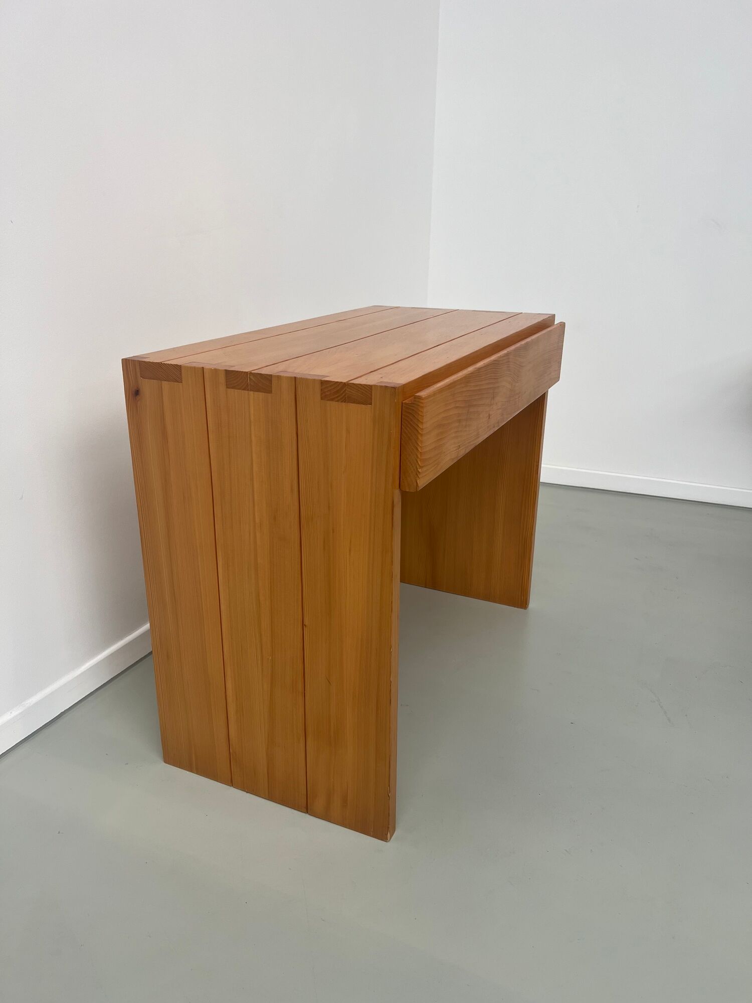 Bureau de Roland Haeusler pour Maison Regain, en pin Circa 1970