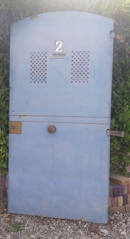 Porte portail H205xL103 ancienne en fer cintrée avec boite aux lettres