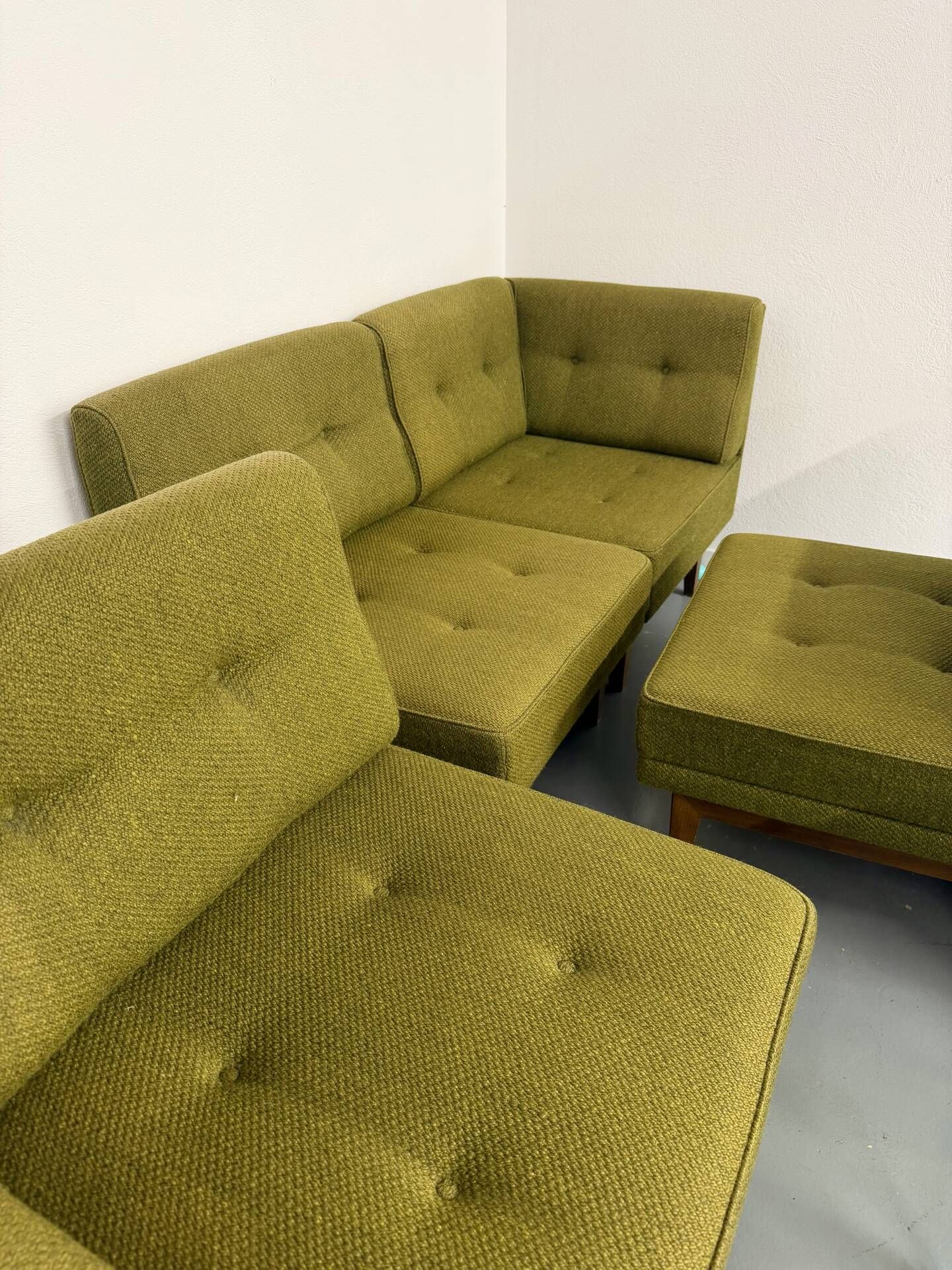 Ancien canapé d’angle modulable design scandinave en tissu vert 1960