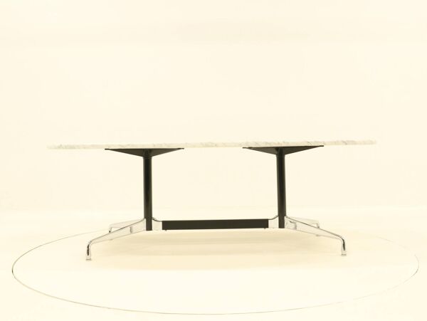 Table de salle à manger ovale segmentée Eames en marbre blanc et acier inoxydable