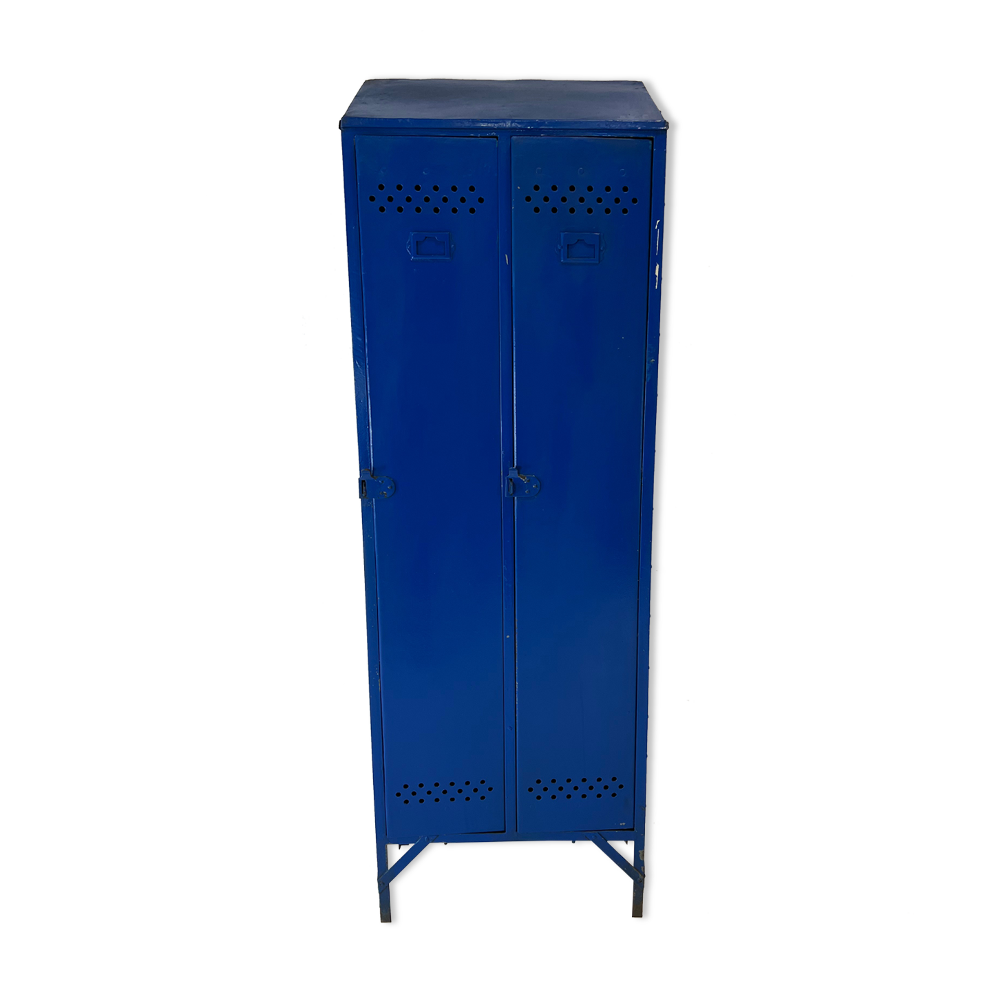 Metal locker with metal rivets