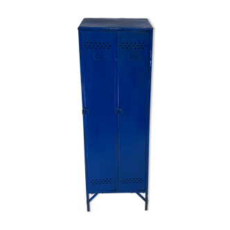 Metal locker with metal rivets