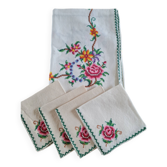 Nappe à thé  avec broderie au point de croix et 4 serviettes assorties