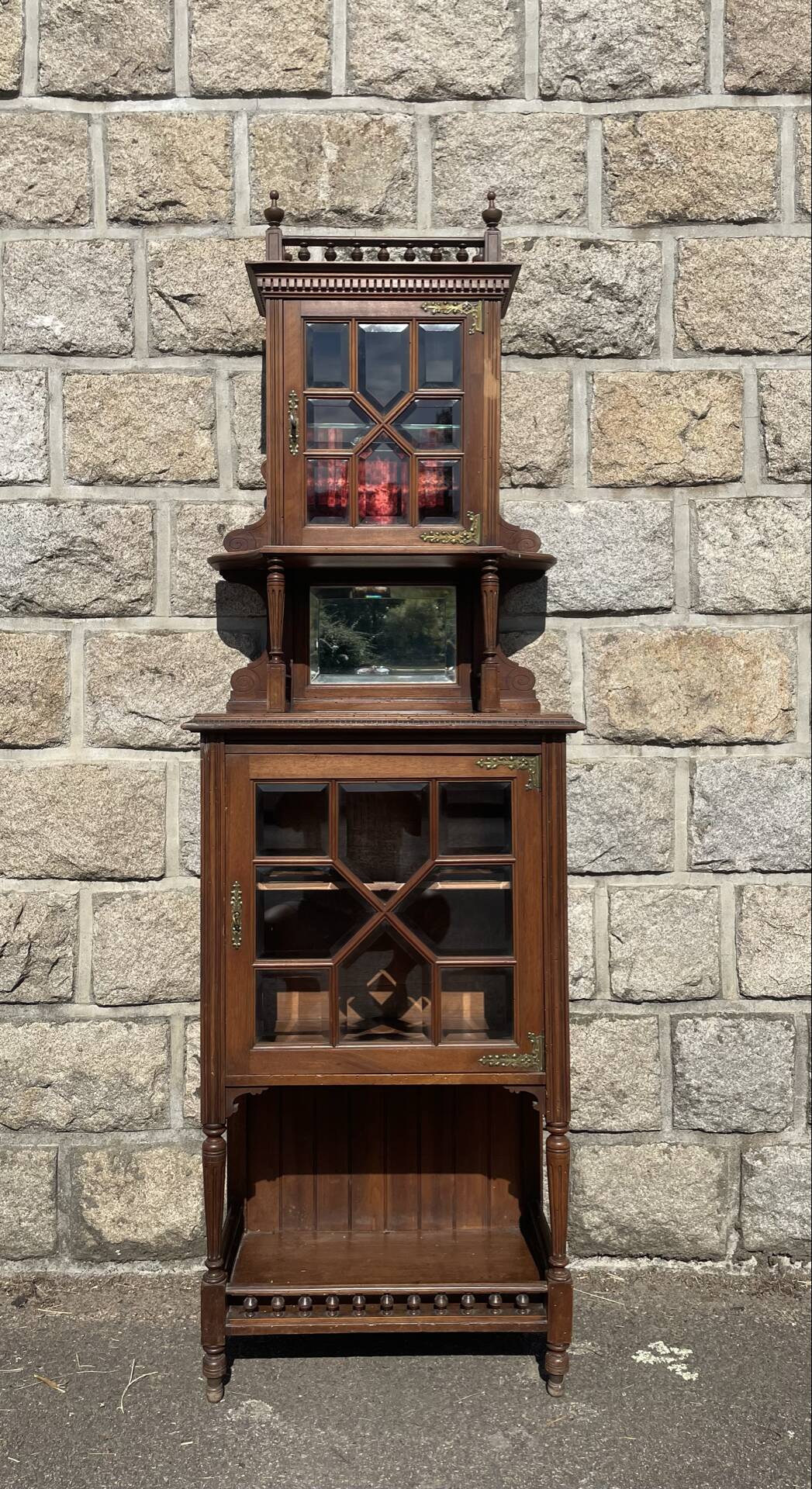 Vitrine en noyer mouluré et sculpté à deux-corps.