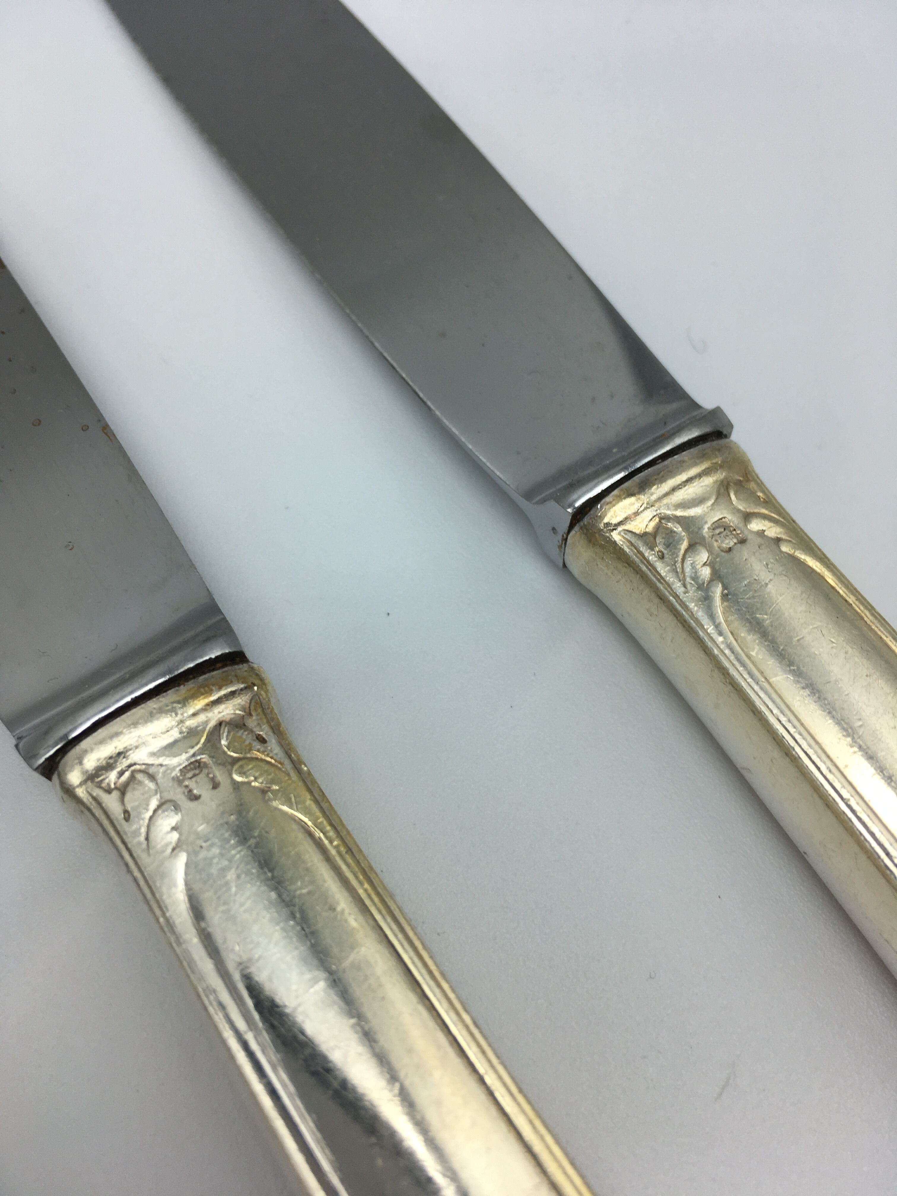 12 silver metal knives.