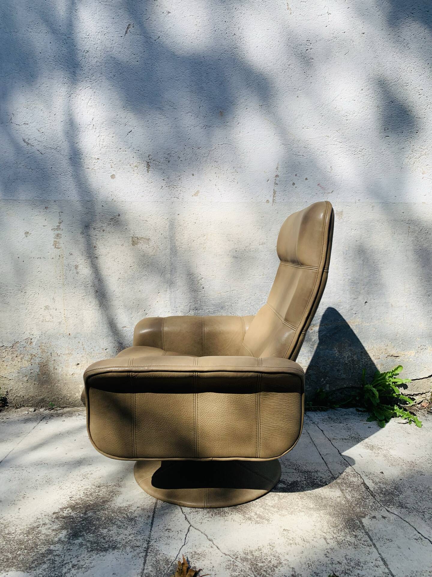 Vintage De Sede leather swivel chair, tulip base.