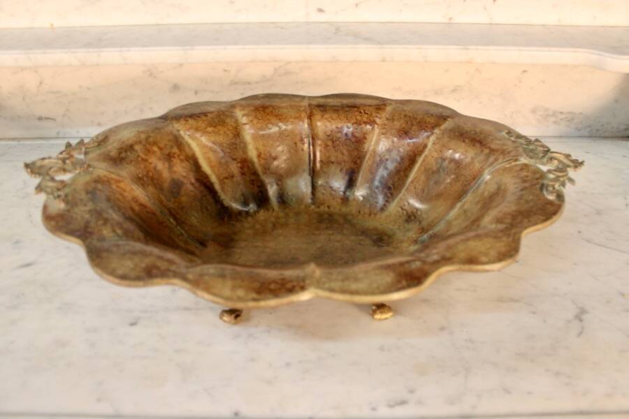 Vase in gilded painted metal in the shape of a shell.