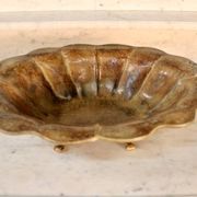Coupe à fruits en tôle peinte mordorée en forme de coquillage