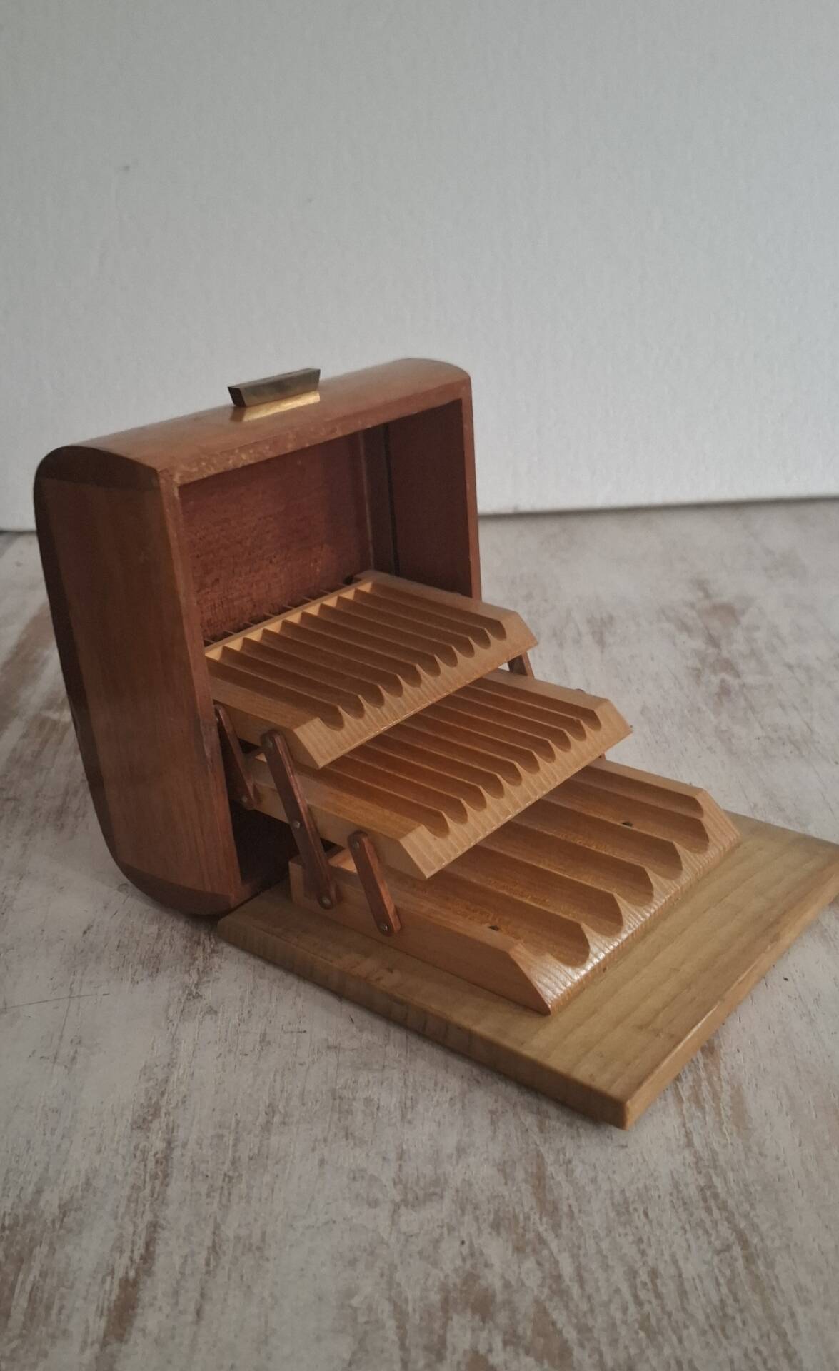 Boite.distributeur de cigarettes en bois.
