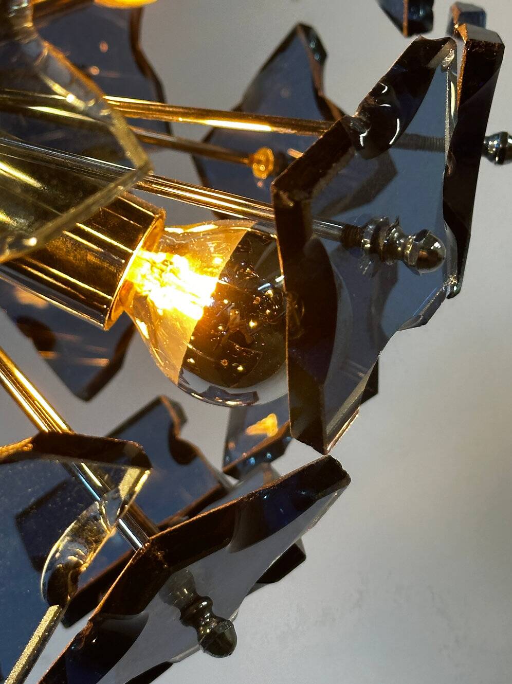 Lustre sculptural italien Spoutnik en verre martelé bleu foncé, années 1980, Italie.