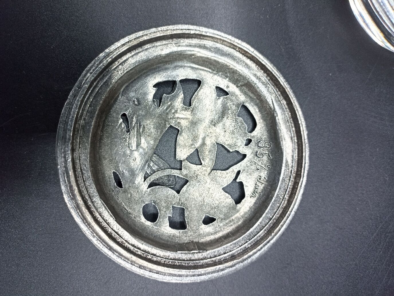 Covered jar / glass and openwork tin vase - Daffodils