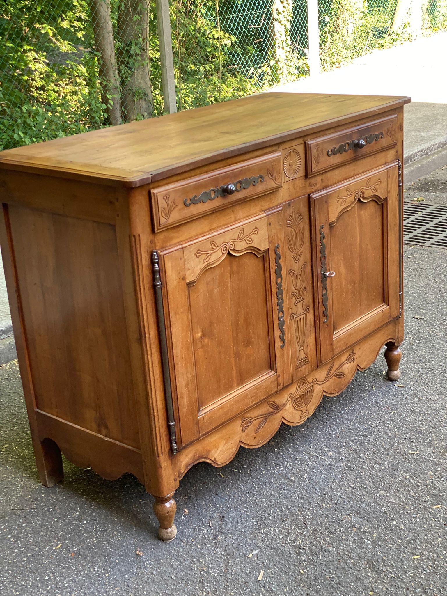 Louis XV buffet in light solid walnut from the 19th century.