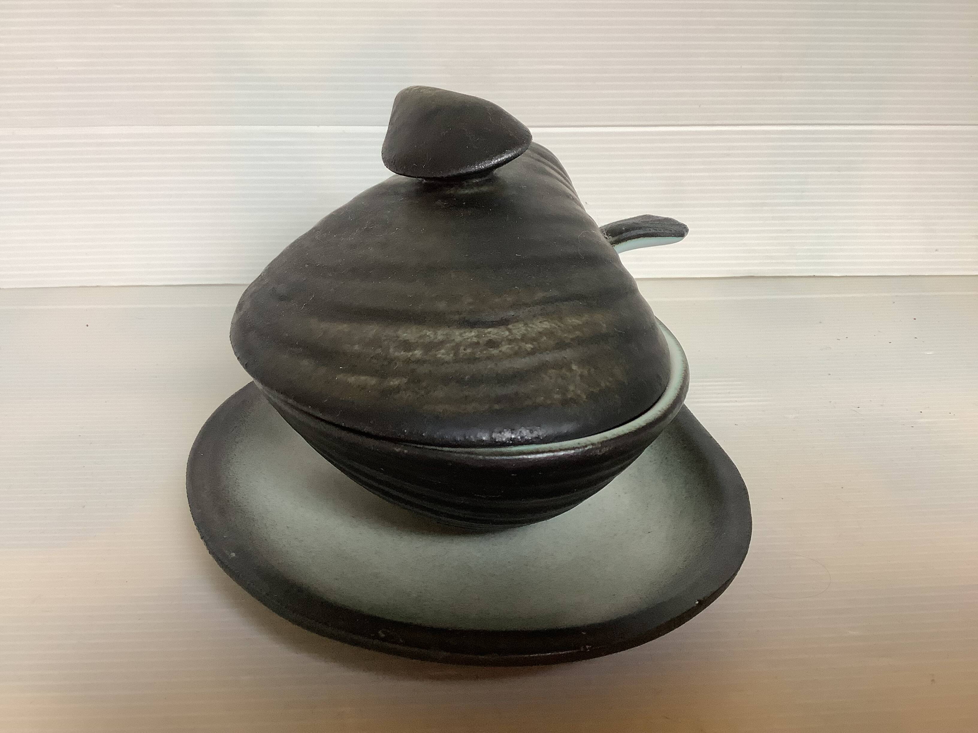 Shell-shaped sauceboat