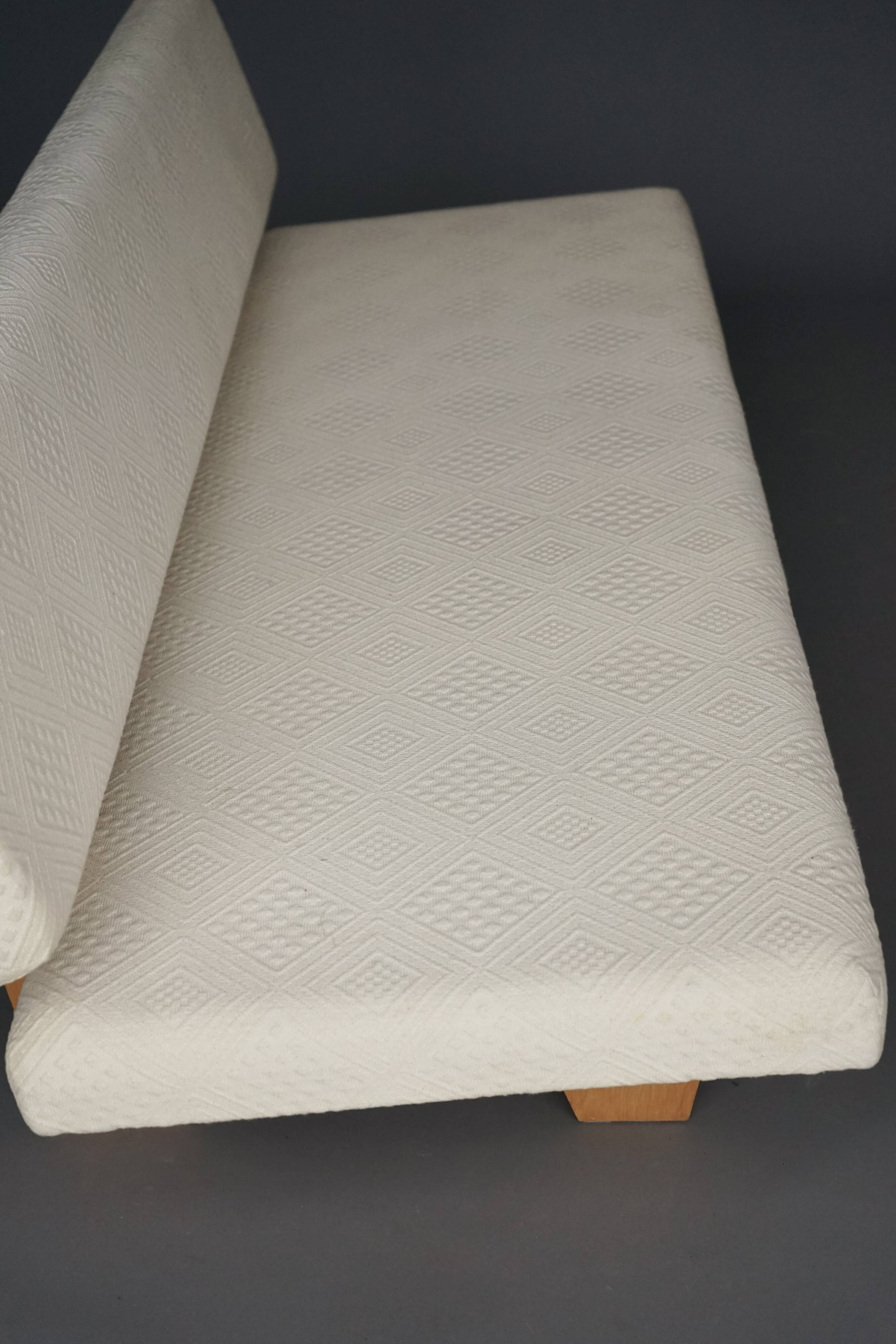 Canapé compact de style néerlandais avec base en bois. Années 1960.