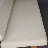 Canapé compact de style néerlandais avec base en bois. Années 1960.