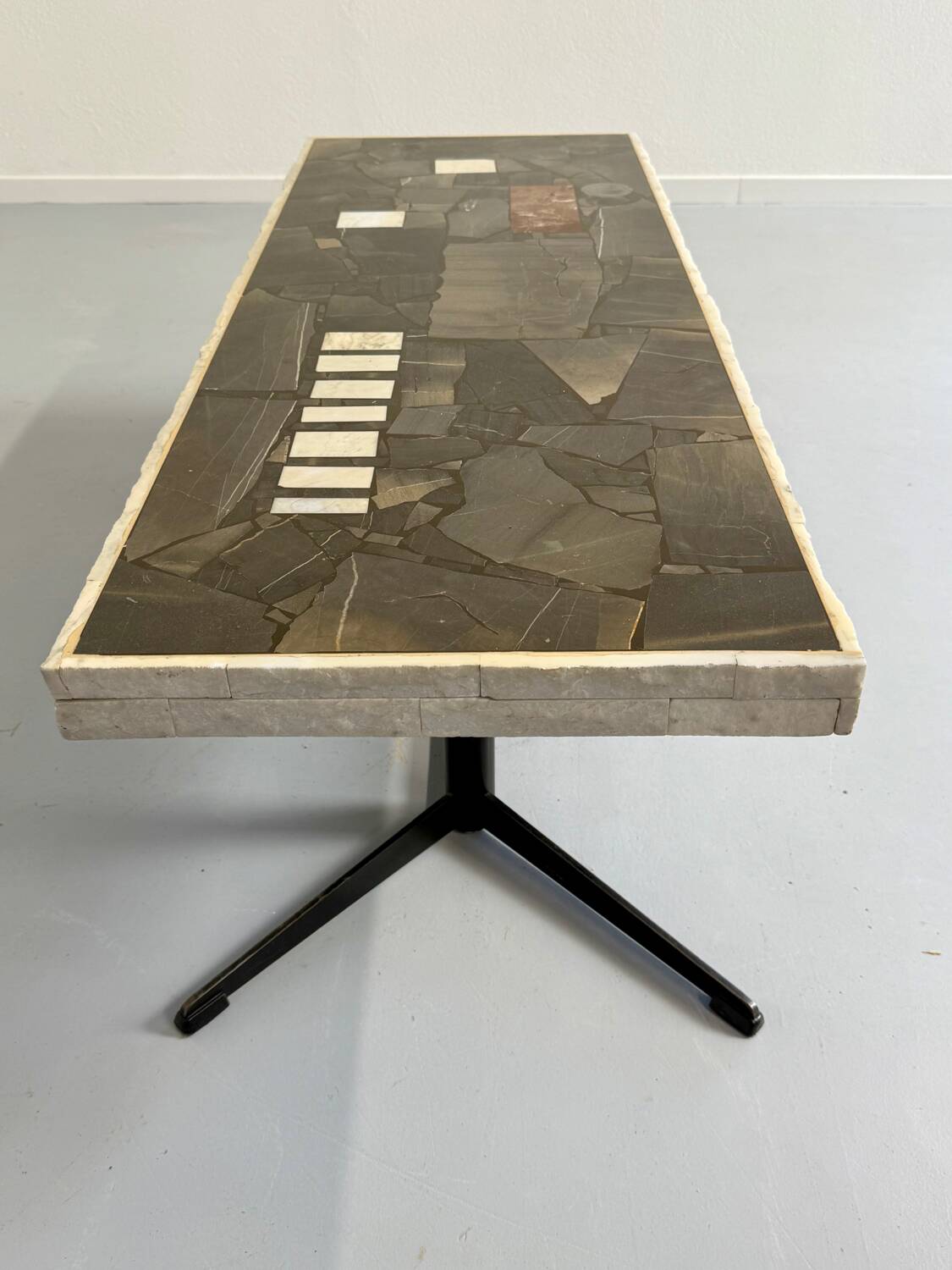 Ancienne table basse en pierre mosaïque design années 70 pied métal vintage