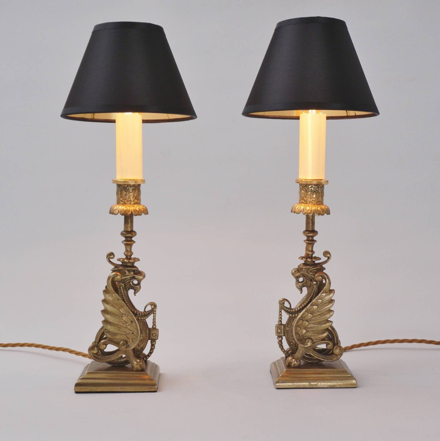Paire de lampes chandeliers griffons de style néogothique, Angleterre années 1880
