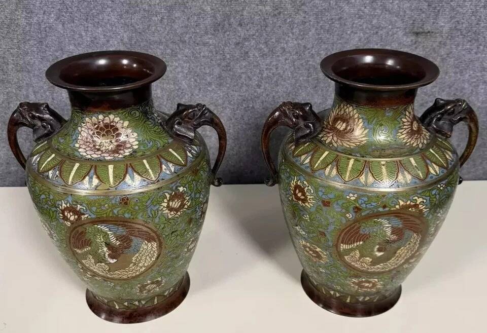 China 19th century: Very important pair of bronze vases decorated with Cloiso enamels