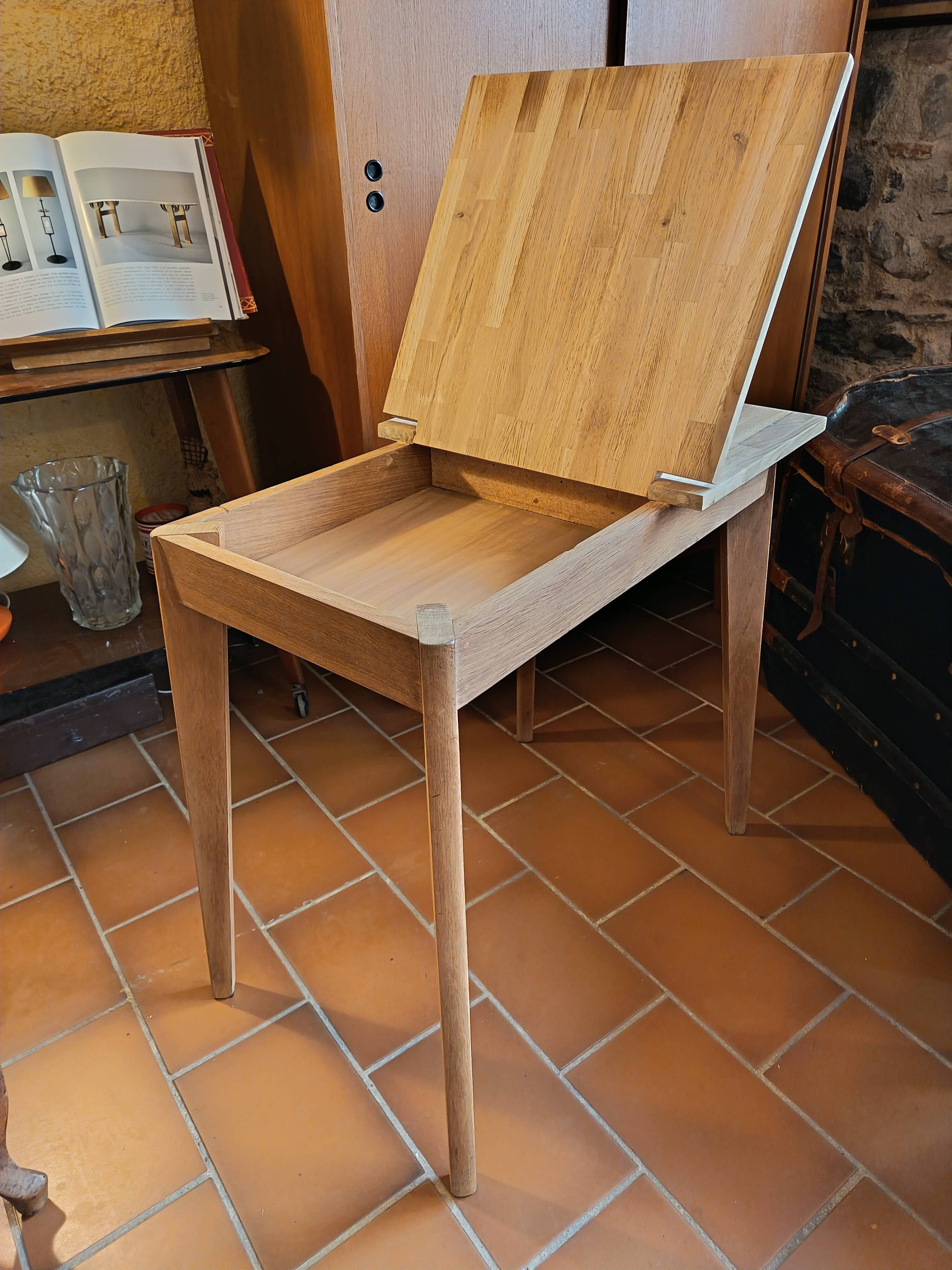 Scandinavian table with a system