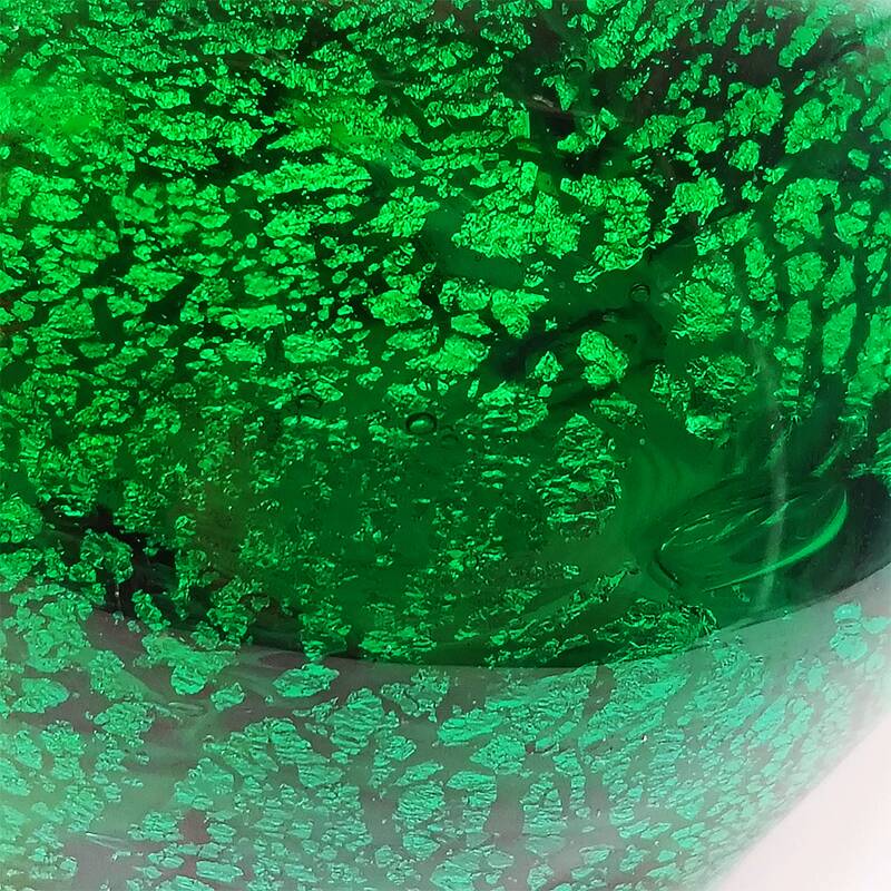 Può includere: Posacenere in vetro a forma di cuore con un design vibrante