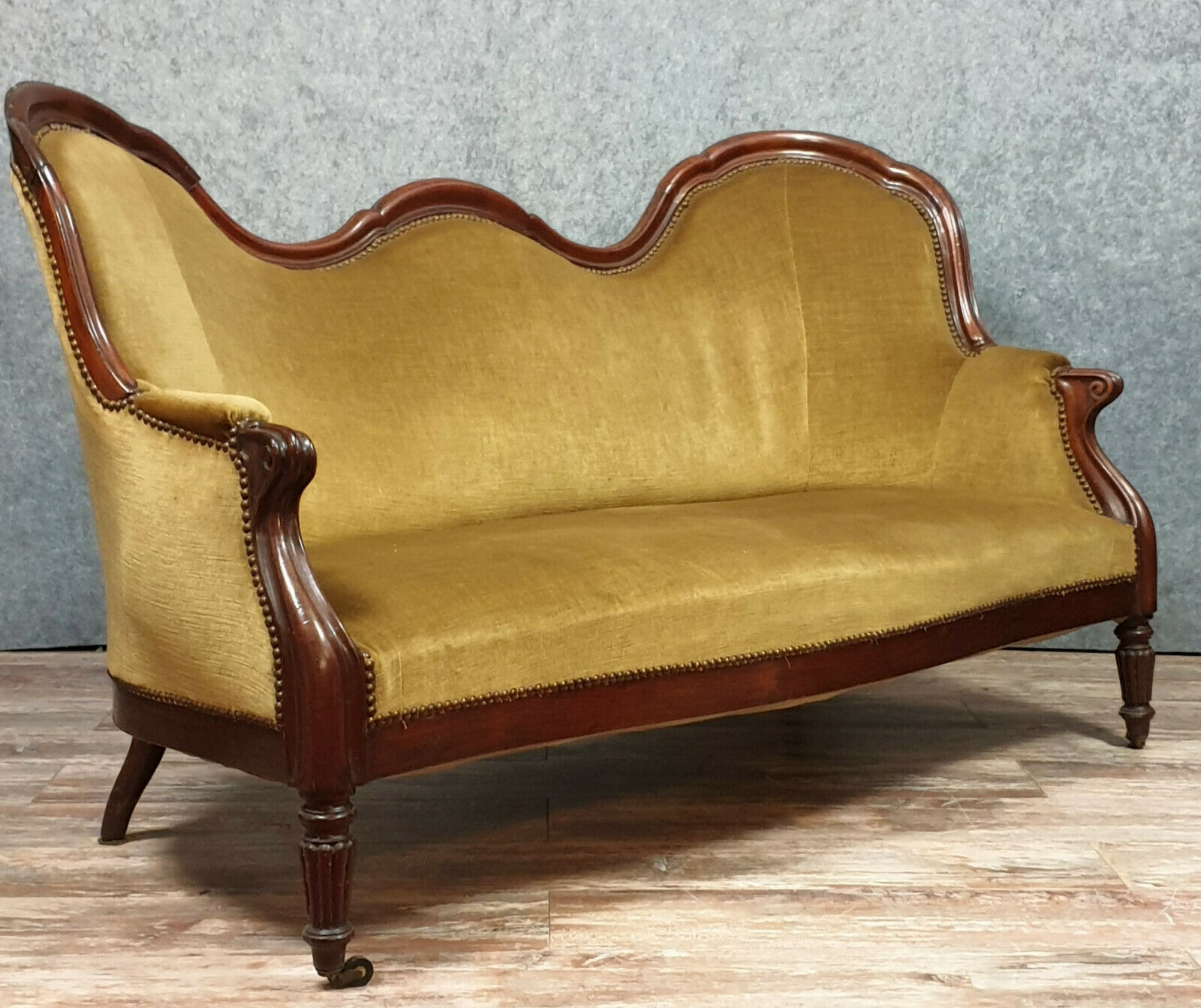 Napoleon III-era seating in mahogany and Genoa velvet around 1850