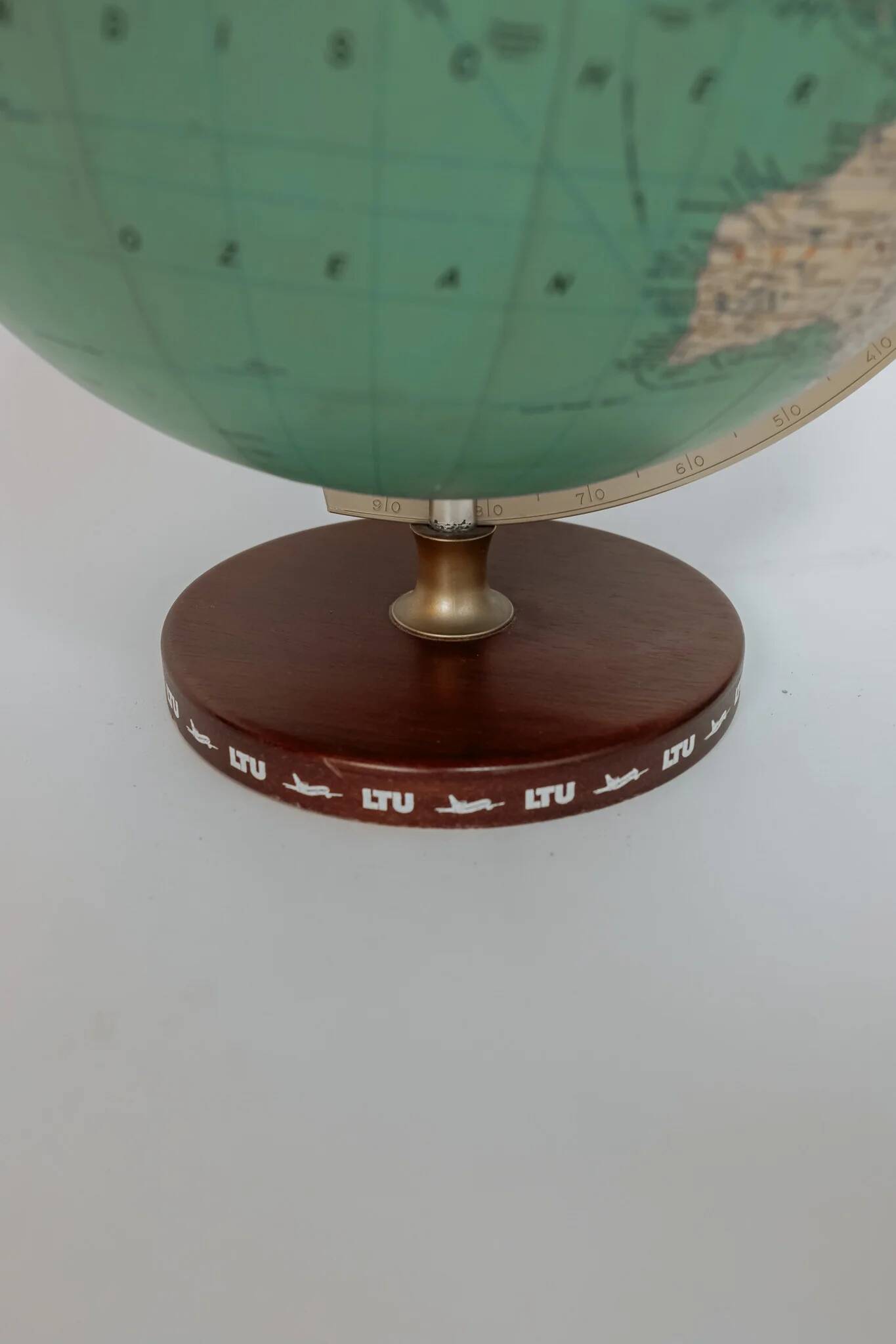 Globe terrestre vintage sur pied en bois, années 60