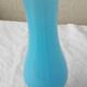 Vase bleu opaline