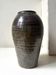 Vase en gres noir marronné émaillé et signé sous la base, vers 1950