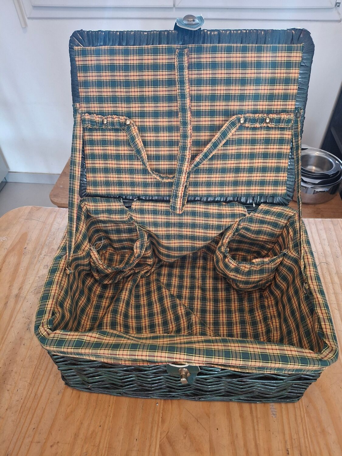 Vintage green wicker picnic basket – tartan interior