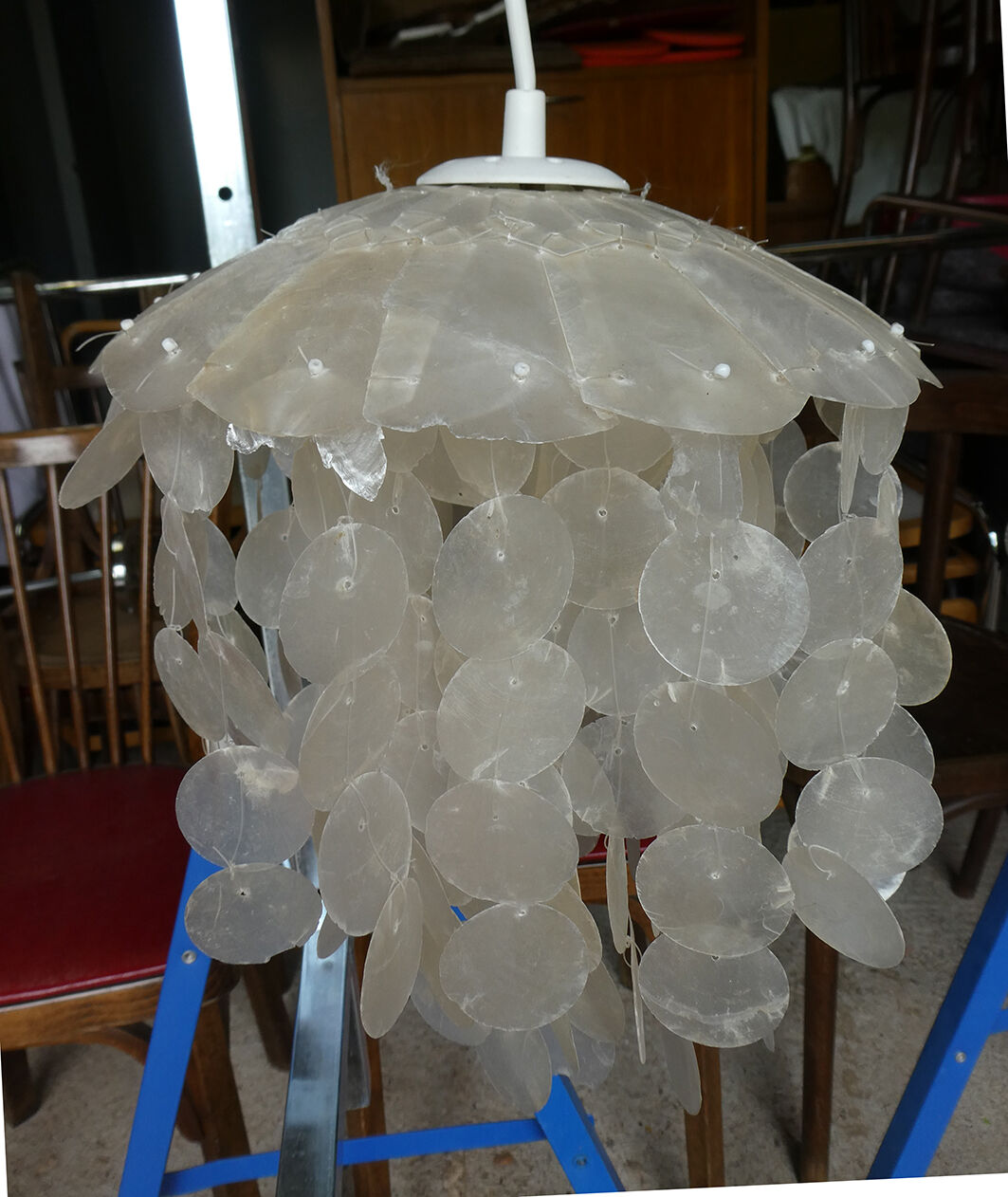 Duo of hanging lamps in mother-of-pearl tassels