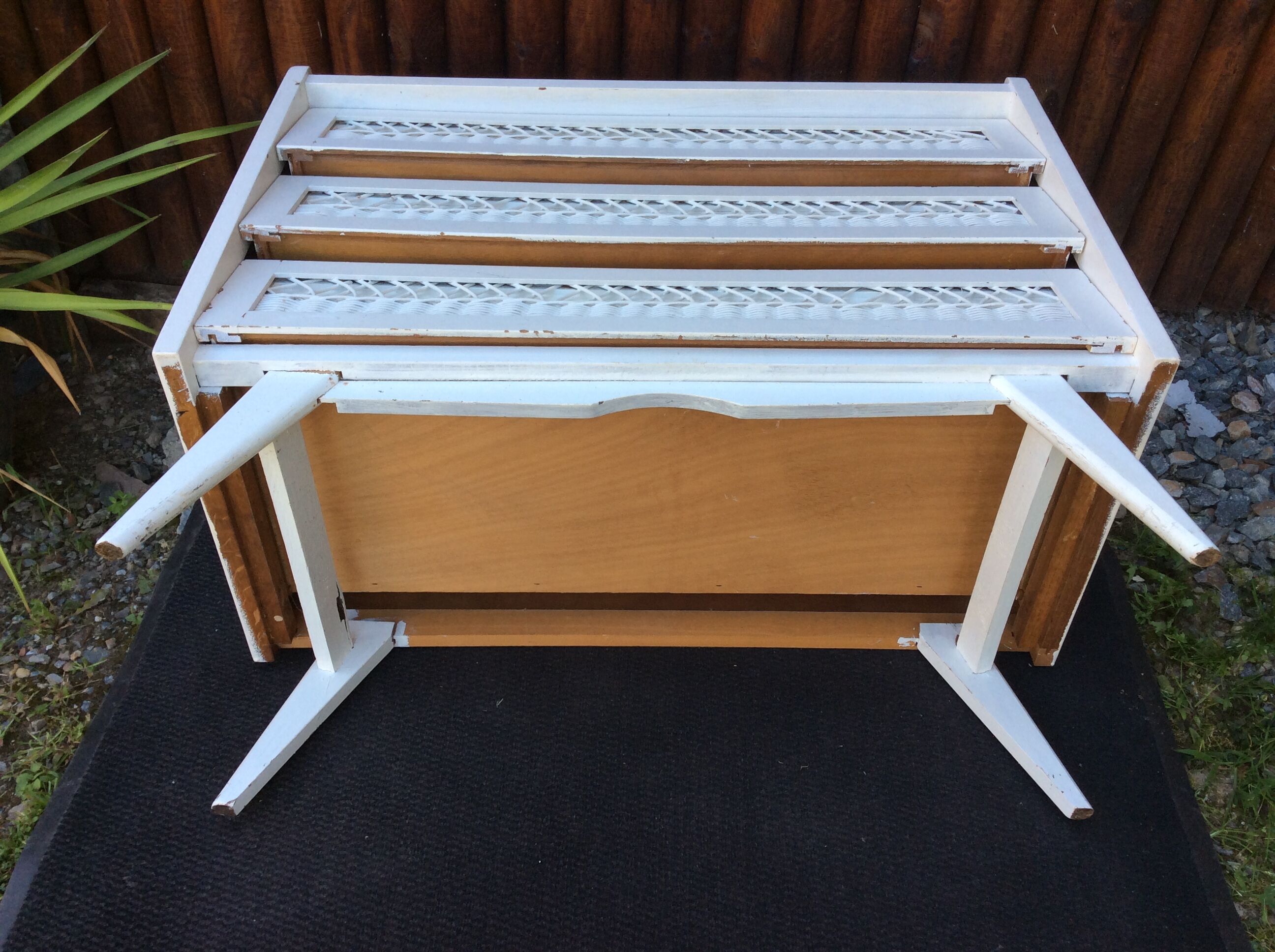 Commode vintage pieds compas tiroirs en rotin laquée blanc.