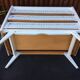 Commode vintage pieds compas tiroirs en rotin laquée blanc.