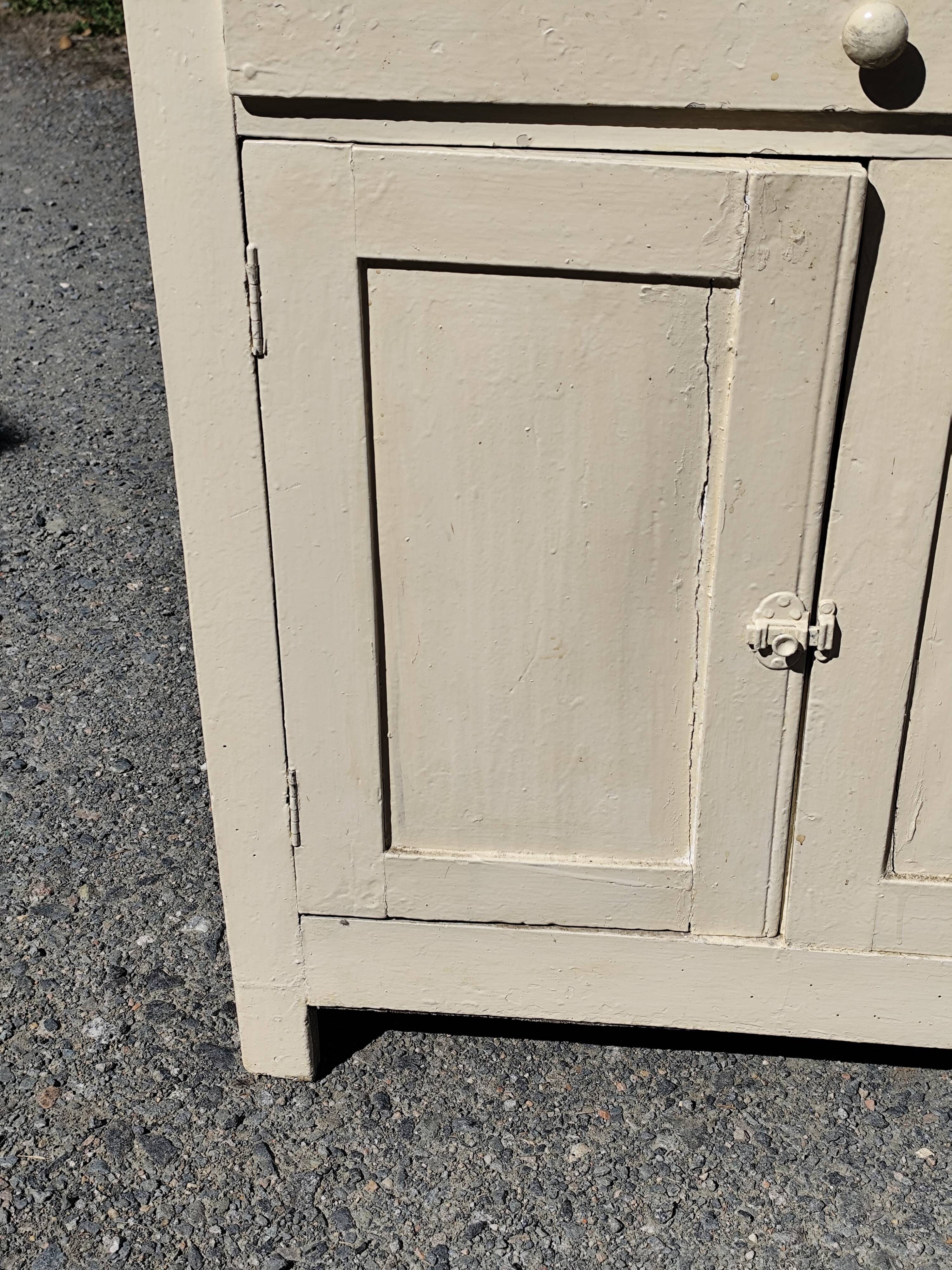 Small Parisian sideboard with one drawer and two doors, white lacquered
