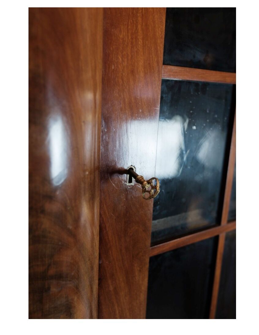 Armoire d’angle antique de l’Allemagne du Nord dans l’Empire tardif en acajou poli