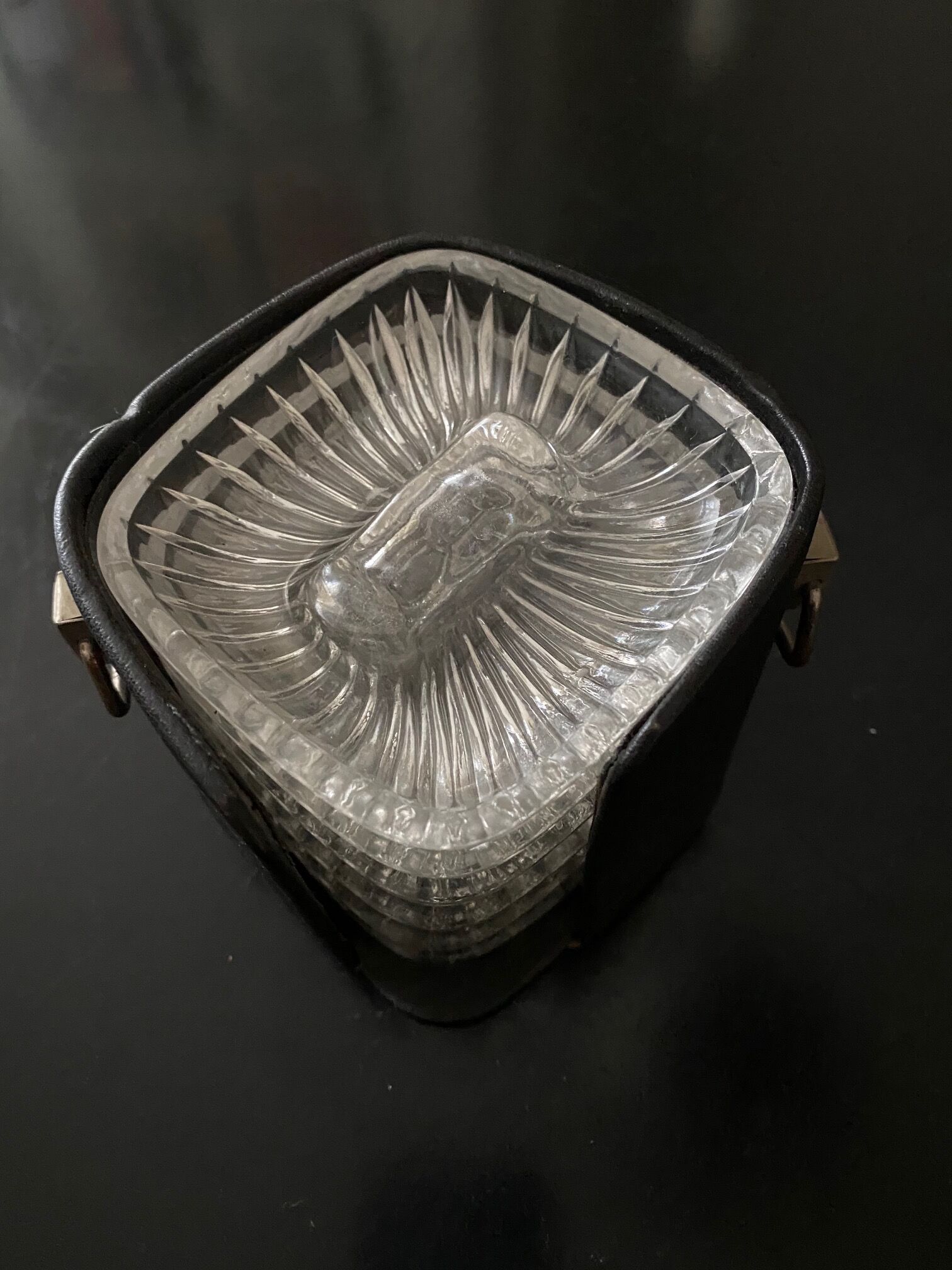 6 individual ashtrays in a leather case