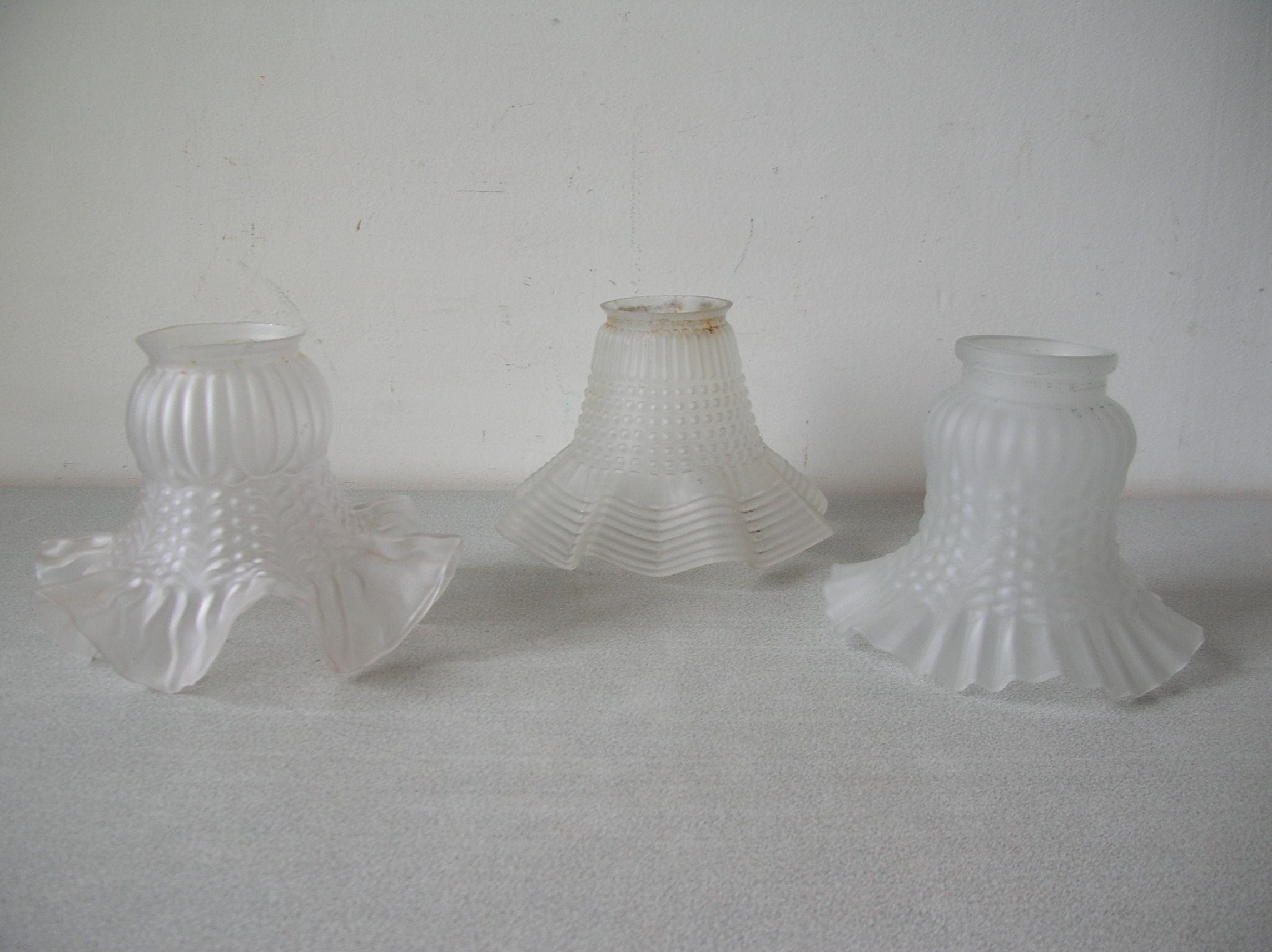 Set of 3 old tulip lamps globes
