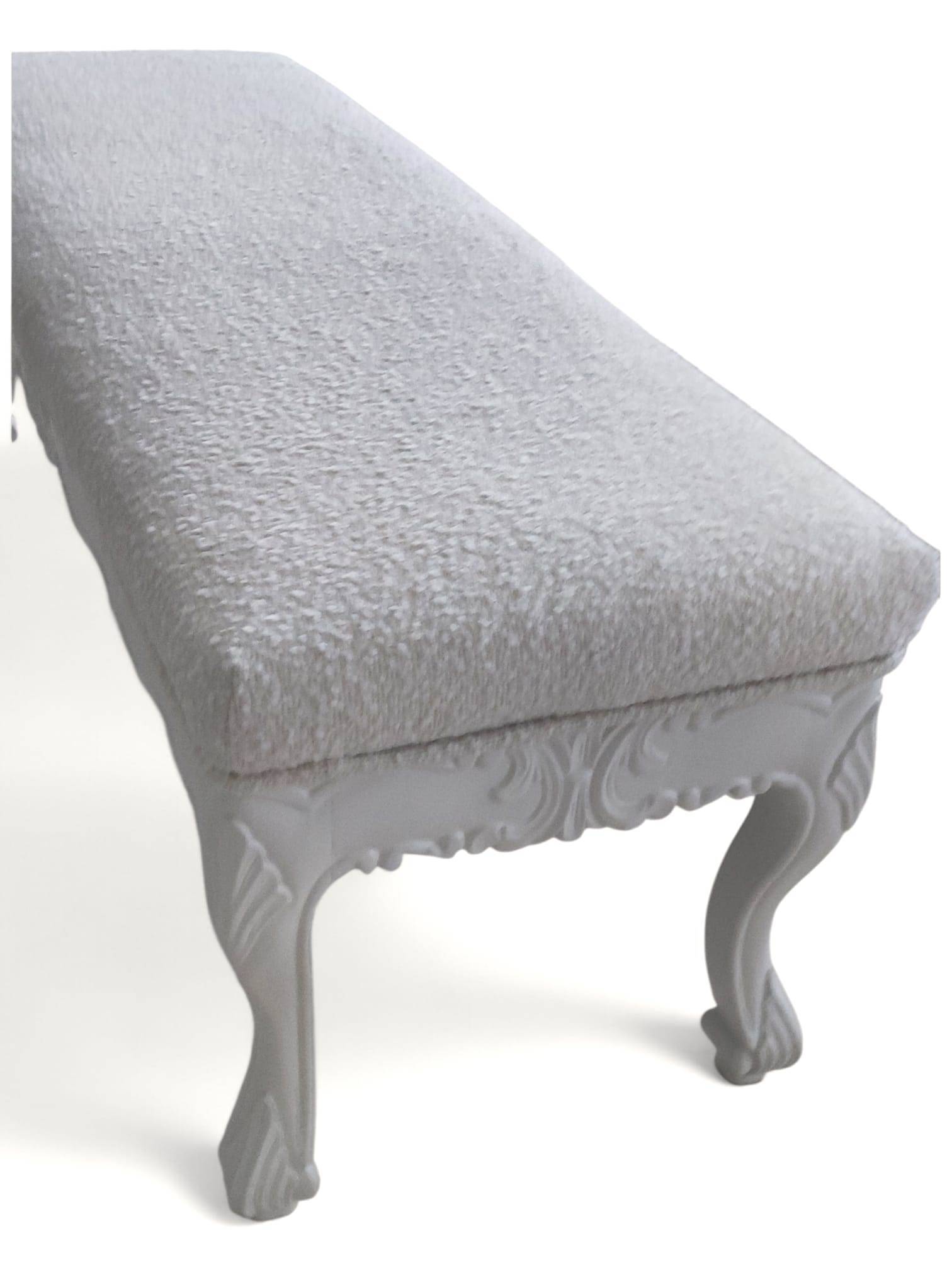 Banquette bout de lit néoclassique laquée RAL 9010 et chenille