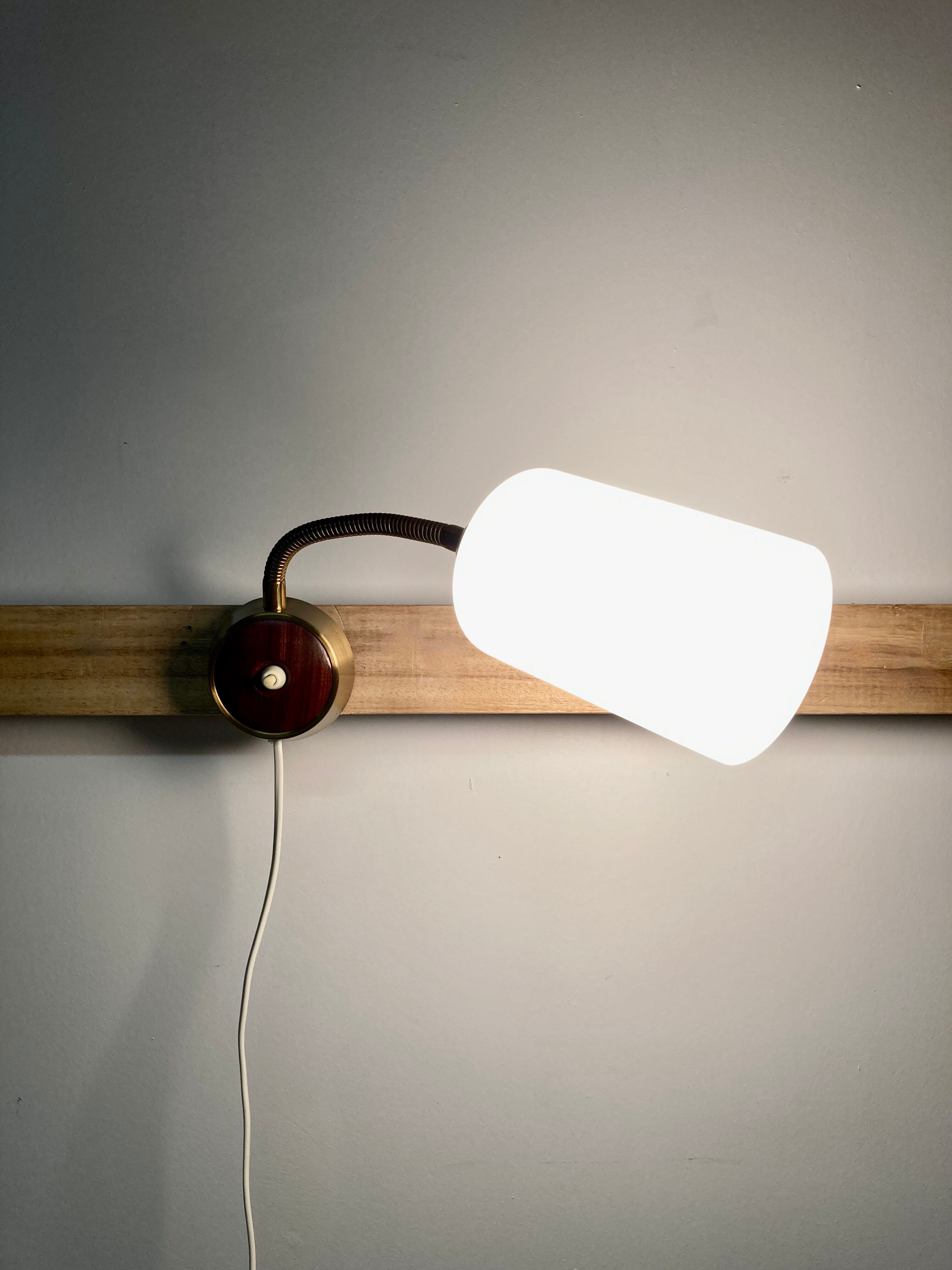 Paire d'appliques teck et opaline design scandinave 1950
